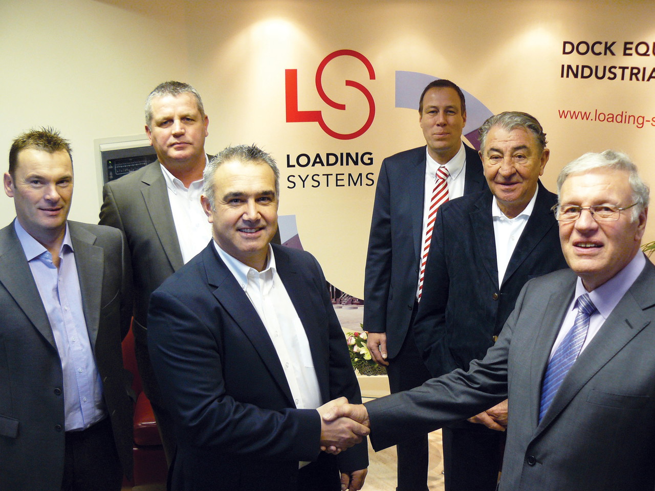 Edward Kelly shaking hands with Easilift Loading Systems’ Managing Director Rob Fay